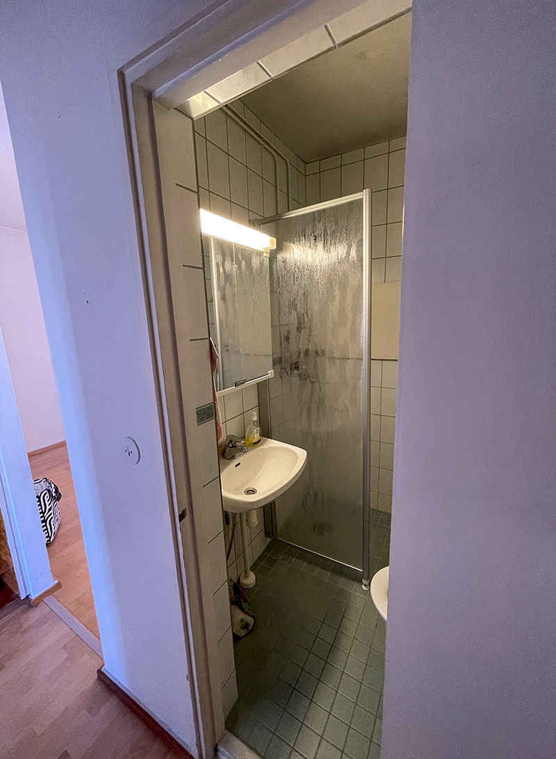 Aikansa elänyt kylpyhuone oli ahtaan tuntuinen.