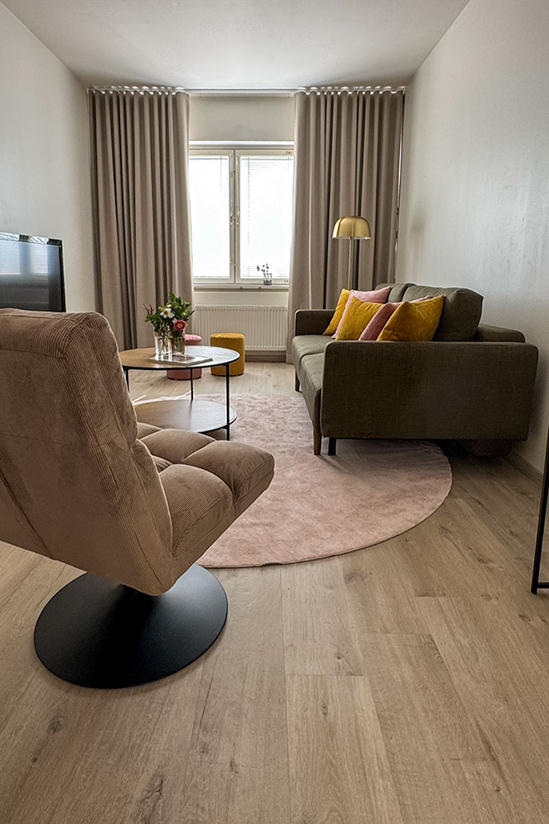 Sävymaailma, verhot ja tekstiilit viimeistelevät kokonaisuuden.