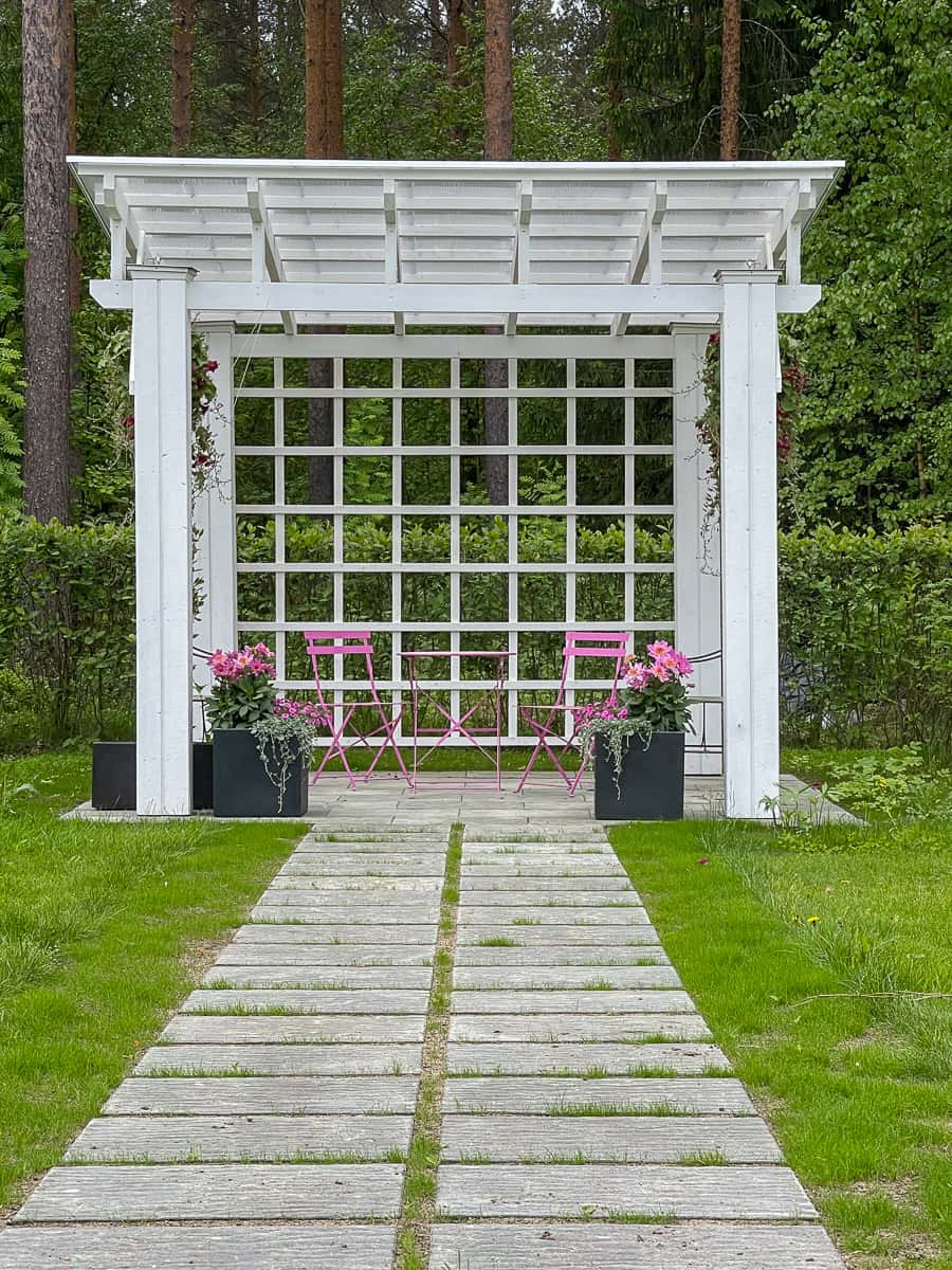 Pergola pihan perällä katseenvangitsija.