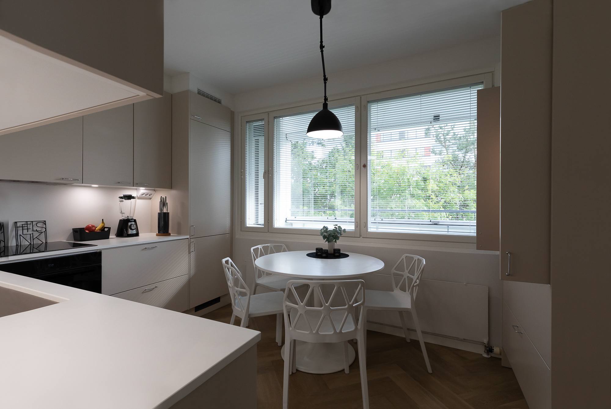 Sisustussuunnittelu Oulussa – ruokailutila ja keittiö harmonisena kokonaisuutena.