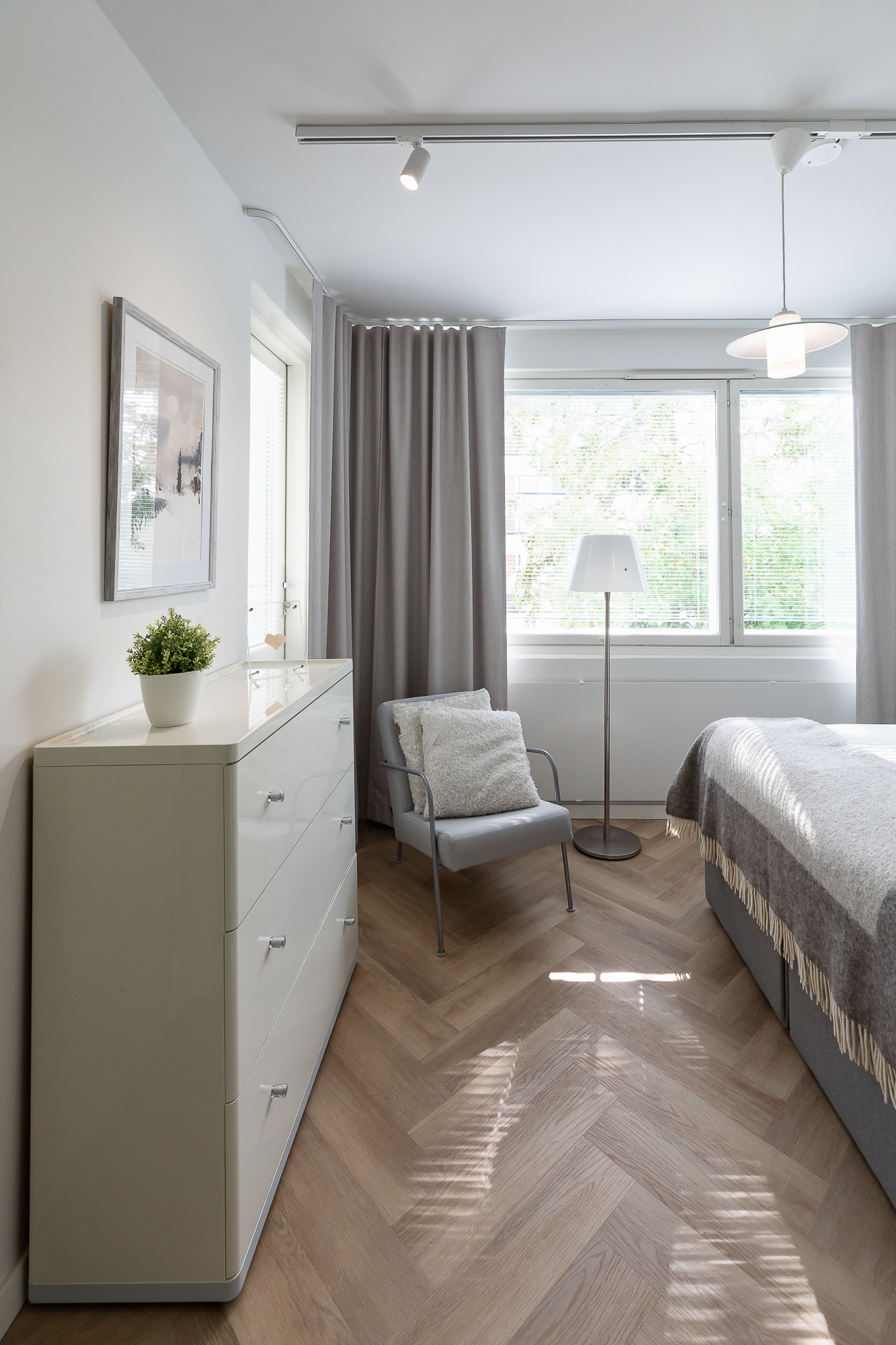 Rauhallinen makuuhuone 60-luvun kerrostaloasunnossa – sisustussuunnittelu Oulussa, beigen ja valkoisen sävyt luovat harmonisen tunnelman.