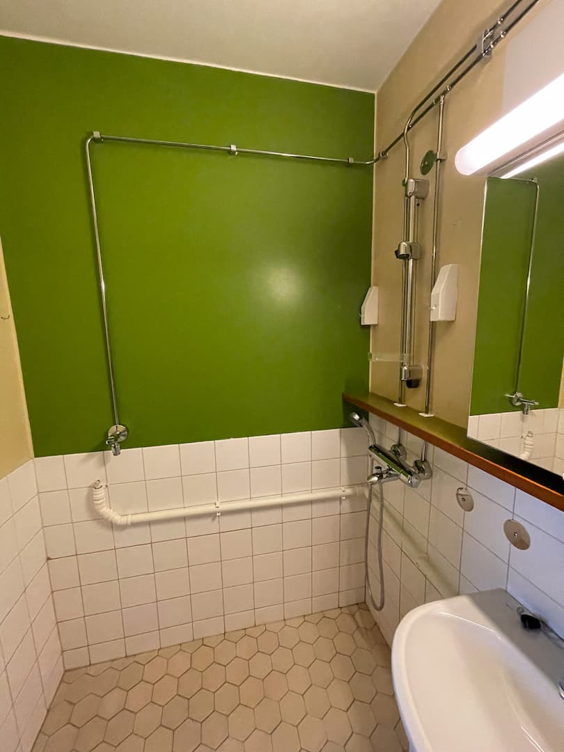 Kylpyhuone ennen remonttia 60-luvun kerrostaloasunnossa.